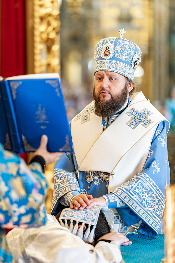 Архиерейское богослужение в праздник Успения Пресвятой Богородицы в Троицком кафедральном соборе Подольска